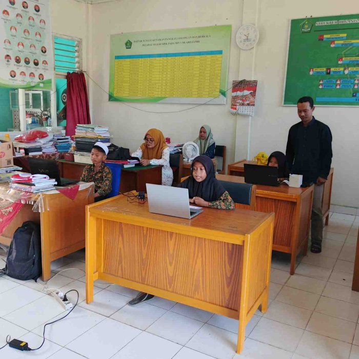 Uji Coba Simulasi OMI di MIN 1 Muaro Jambi Didampingi Kepala Madrasah Dan Bapak Ibu Guru beserta Staf