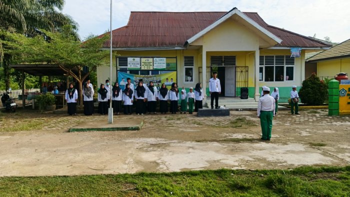 Kepala MIN 1 Muaro Jambi Lukman Edi S.Pd.I Pimpin Upacara Pengibaran Bendera Merah Putih Kepala MIN 1 Muaro Jambi Lukman Edi S.Pd.I Pimpin Upacara Pengibaran Bendera Merah Putih