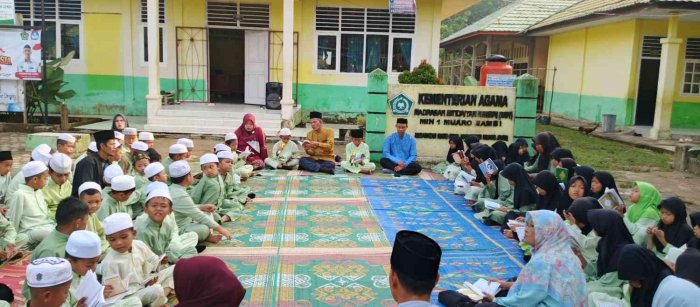 MiN 1 Muaro  Siswa Siswi  Melaksanakan Kegiatan Membaca Surah Yasin Bersama