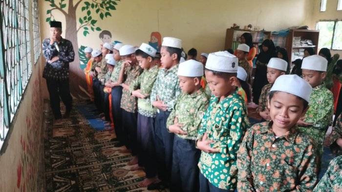 MIN 1 Muaro Kegiatan Siswa Siswi  Praktek Sholat Fardhu Rutin Setiap Hari Kamis Di dampingi Bapak Ibu Majlis Guru