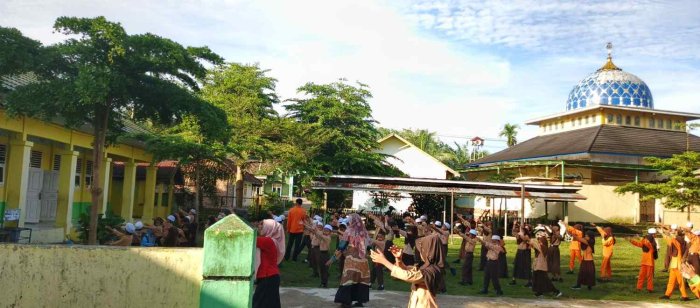 MIN 1 Muaro Jambi Melaksanakan Senam Pagi Bersama Siswa Siswi