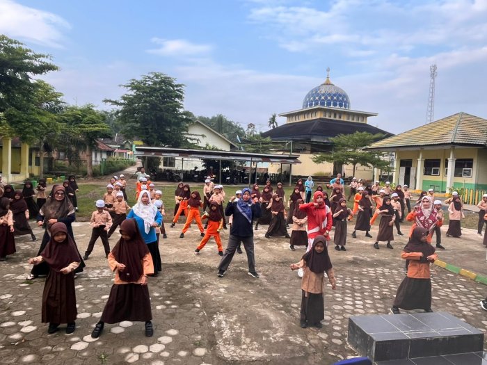 Kompak! Ibu Nurhidayati, Sri Puji Astuti, dan Yeni Bauti Dampingi Siswa Senam Pramuka