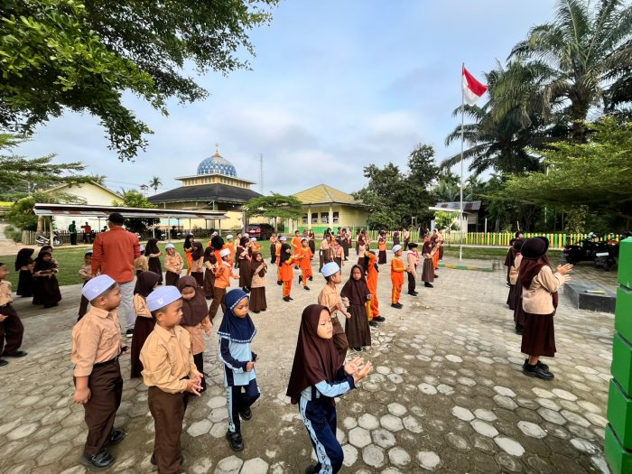 Kompak dan Energik:Kebersamaan Guru dan Siswa MIN 1 Muaro Jambi Saat Senam Pramuka Kompak dan Energik:Kebersamaan Guru dan Siswa MIN 1 Muaro Jambi Saat Senam Pramuka