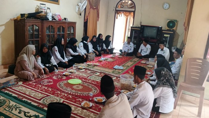 Kepala MIN 1 Muaro Jambi dan Majlis Guru Takziah ke Rumah Duka