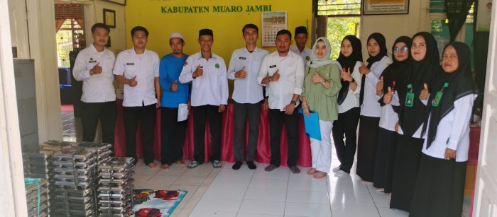 Hari Pertama  Siswa Siswi MIN 1 Muaro Jambi Mendapatkan Program Makan Bergizi Gratis (MBG)