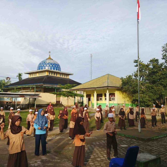 Senam Pagi Bersama Kepala Madrasah dan Guru beserta staf di Madrasah Senam Pagi Bersama Kepala Madrasah dan Guru beserta staf di Madrasah