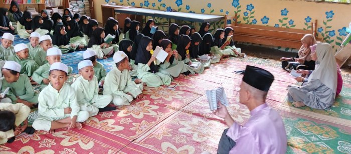 Siswa Siswi Melaksnakan Kegiatan Pembiasaan Yasinan Bersama di Sekolah