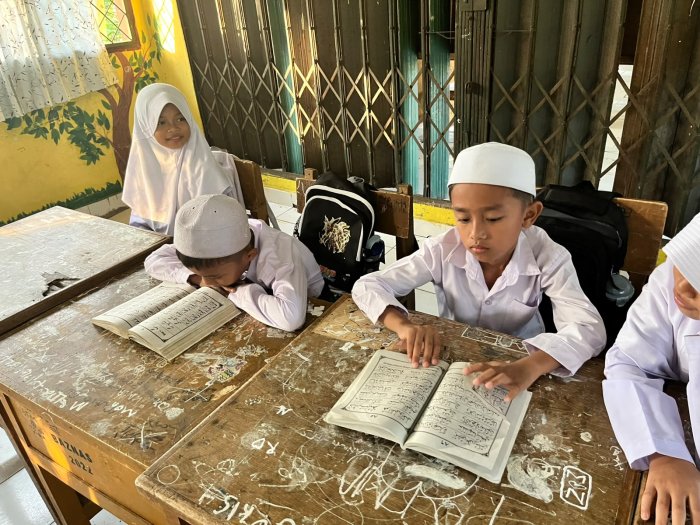 Awali Hari dengan Al-Quran, Siswa-Siswi Bersama Majelis Guru Gelar Kegiatan Tahfiz dan Membaca Surah Pendek Selasa Pagi Awali Hari dengan Al-Quran, Siswa-Siswi Bersama Majelis Guru Gelar Kegiatan Tahfiz dan Membaca Surah Pendek Selasa Pagi