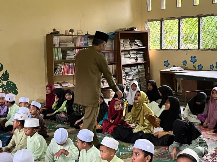 Tingkatkan Kedisiplinan Ibadah, Siswa-Siswi Praktik Sholat Zuhur Bersama Guru Piket dan Staf Tingkatkan Kedisiplinan Ibadah, Siswa-Siswi Praktik Sholat Zuhur Bersama Guru Piket dan Staf