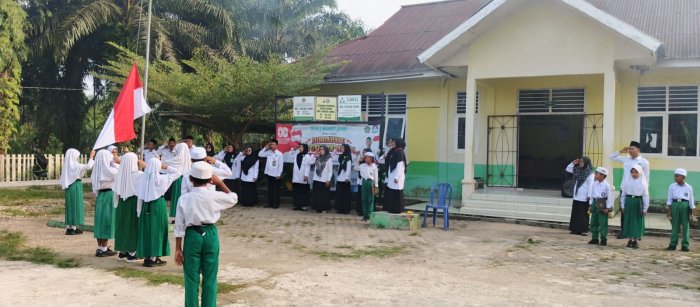 Min 1 Muaro Jambi Melaksanakan Upacara Bendera Pembina Upacara Ibu Zaitun S.Pd.I