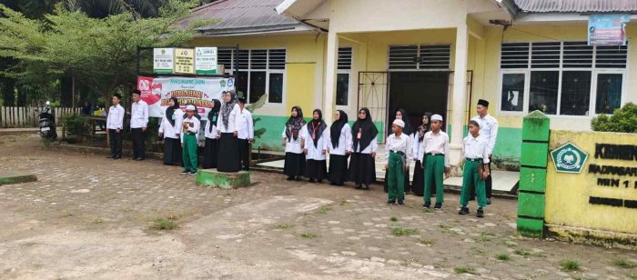 MIN 1 Muaro Jambi Gelar Upacara Pengibaran Bendera Merah Putih Pembina Upacara Ibu Mastura S. Pd