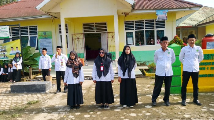 Kepala MIN 1 Muaro Jambi Berikan Penghargaan untuk Guru dan Staf Terbaik Teladan, Tekun Disiplin Terbaik