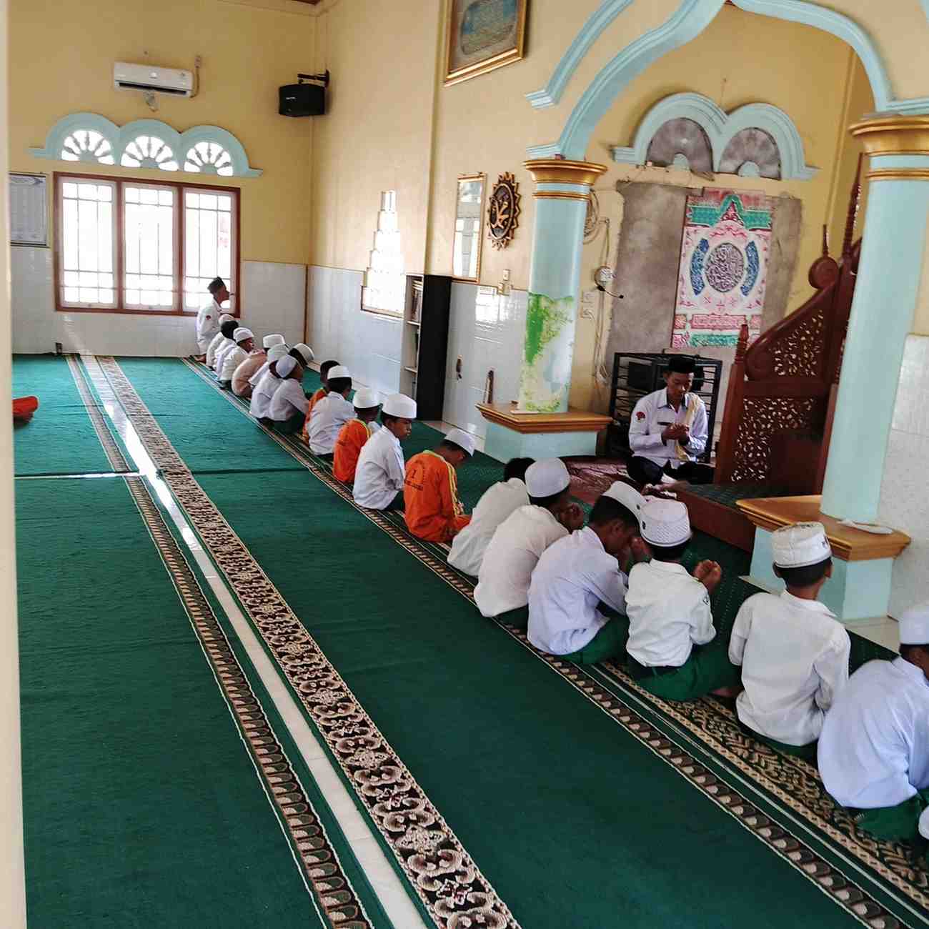 # SENIN 25 - 08 - 2025 SISWA/SISWI MIN 1 MUARO JAMBI MELAKSANAKAN SHOLAT ZUHUR BERSAMA ADAPUN YANG BERTINDAK MENJADI IMAM BAPAK KEPALA MADRASAH LUKMAN EDI S.Pd.I SISWA/SISWI TERLIHAT KHUSYUK MENGIKUTI 