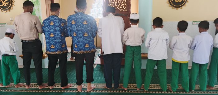 Min 1 Muaro Jambi  Selasa 28 - 10 - 2025 Siswa Siswi Majlis Guru Dan Staf  Melaksanakan Sholat Zuhur Berjamaah