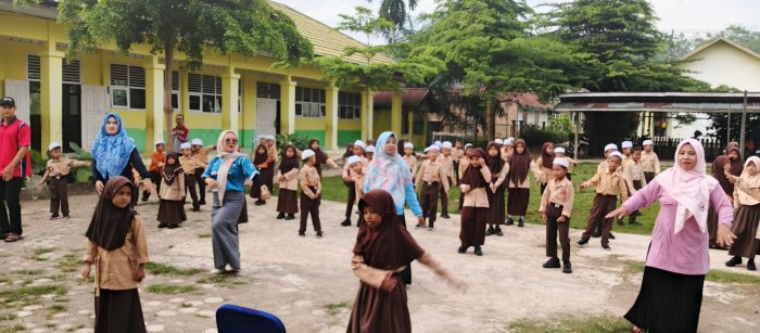 Siswa Siswi  MIN Muaro Jambi Melaksanakan Senam Pagi Ceria Bersama Guru dan Kepala Madrasah