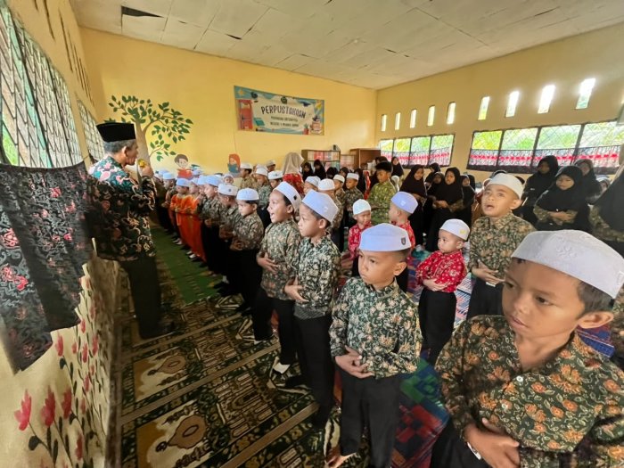 Bukan Cuma Teori, Begini Serunya Siswa MIN 1 Muaro Jambi Saat Praktik Shalat Fardu di Madrasah Bukan Cuma Teori, Begini Serunya Siswa MIN 1 Muaro Jambi Saat Praktik Shalat Fardu di Madrasah