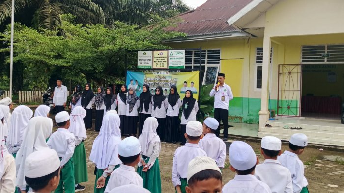 Bapak Kepala MIN 1 Muaro Jambi Pimpin Apel Pagi Senin