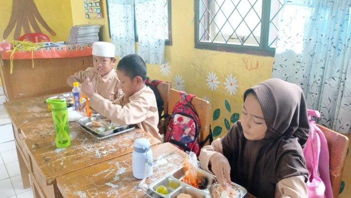 #Berita Hari Rabu 19 - 11 -2025 Siswa Siswi MIN 1 Muaro Jambi Didampingi Bapak Ibu Majlis Guru Dan Staf Dapat Program Makan Bergizi Gratis (MBG) #Berita Hari Rabu 19 - 11 -2025 Siswa Siswi MIN 1 Muaro Jambi Didampingi Bapak Ibu Majlis Guru Dan Staf Dapat Program Makan Bergizi Gratis (MBG)