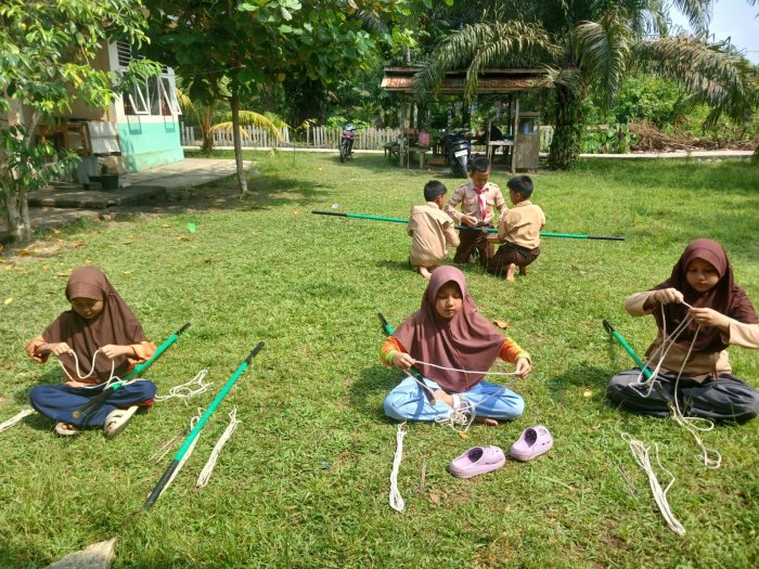 MIN 1 Muaro Jambi Asah Ketangkasan Jelang 17 Agustus: Pembina Latih Pionering Bendera Ke Siswa Siswi MIN 1 Muaro Jambi Asah Ketangkasan Jelang 17 Agustus: Pembina Latih Pionering Bendera Ke Siswa Siswi