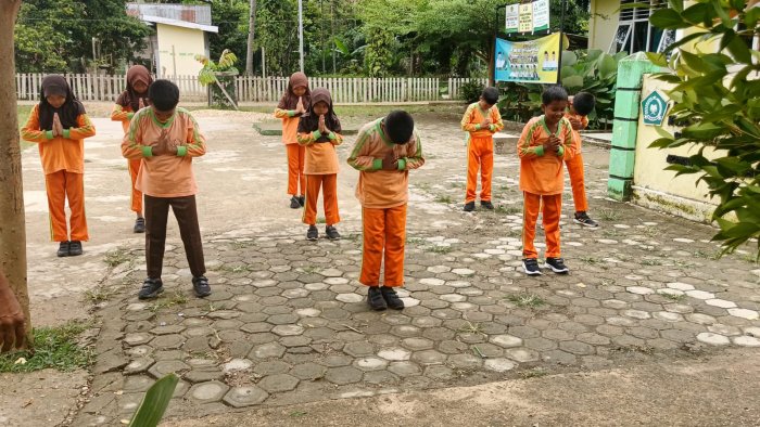 Siswa Siswi  Kelas V Praktik Silat dalam Pelajaran PJOK