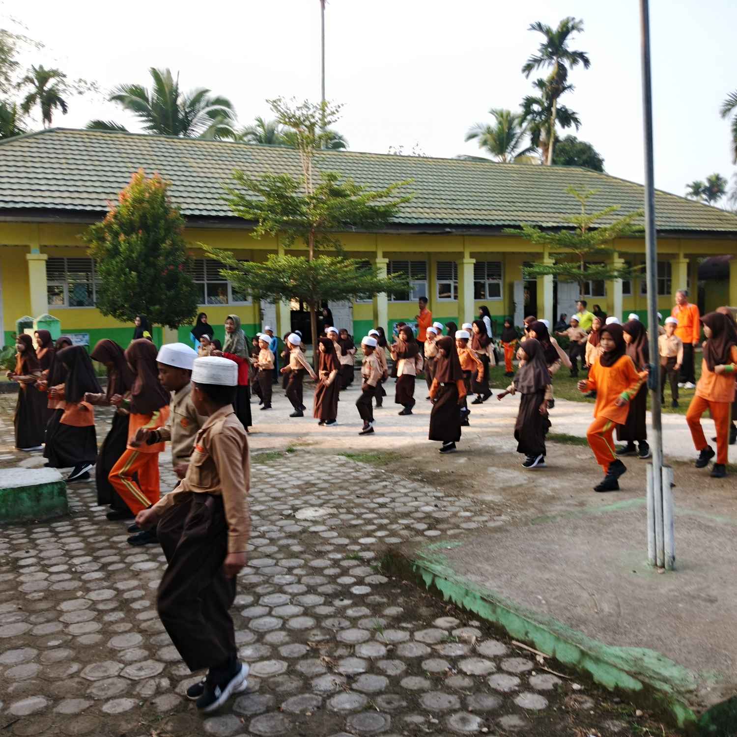 Rabu tanggal 30-7-2025 Kegiatan pembiasaan Senam ceria bersama siswa siswi dan di ikuti semua staf majlis guru MIN 1 MUARO JAMBI