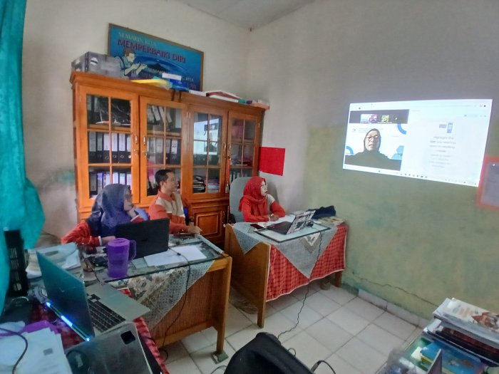 Menuju Akreditasi 2026: Staf Tu MIN 1 Muaro Jambi Ikuti Sosialisasi Daring BAN-PDM Jambi Menuju Akreditasi 2026: Staf Tu MIN 1 Muaro Jambi Ikuti Sosialisasi Daring BAN-PDM Jambi