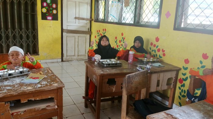 Siswa Siswi MIN 1 Muaro Jambi Terima Program Makan Bergizi Gratis