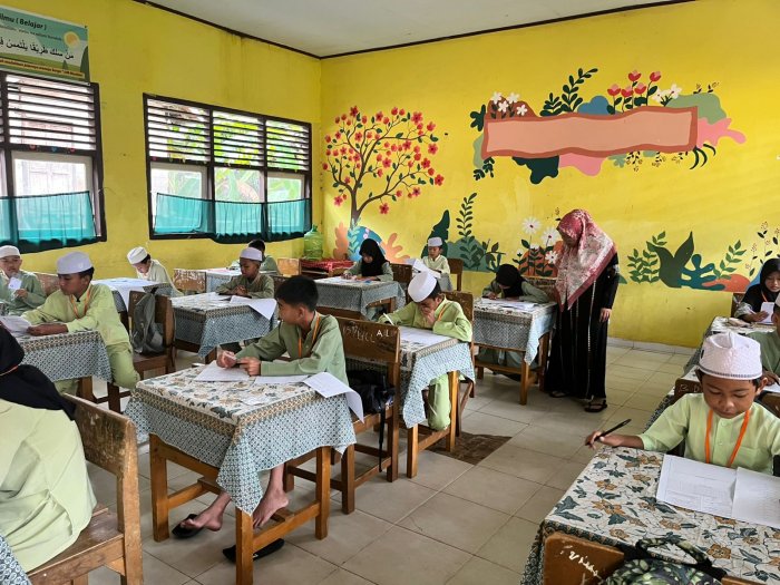 Semangat Jumat! Siswa-Siswi Kelas 6 MIN 1 Muaro Jambi Fokus Selesaikan Ujian Akhir