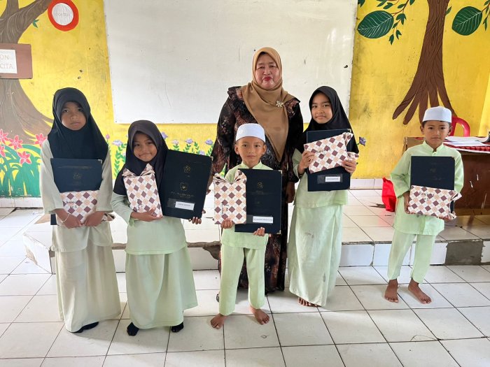 Momen Evaluasi Belajar, Wali Kelas MIN 1 Muaro Jambi Serahkan Rapor Semester kepada Siswa Momen Evaluasi Belajar, Wali Kelas MIN 1 Muaro Jambi Serahkan Rapor Semester kepada Siswa