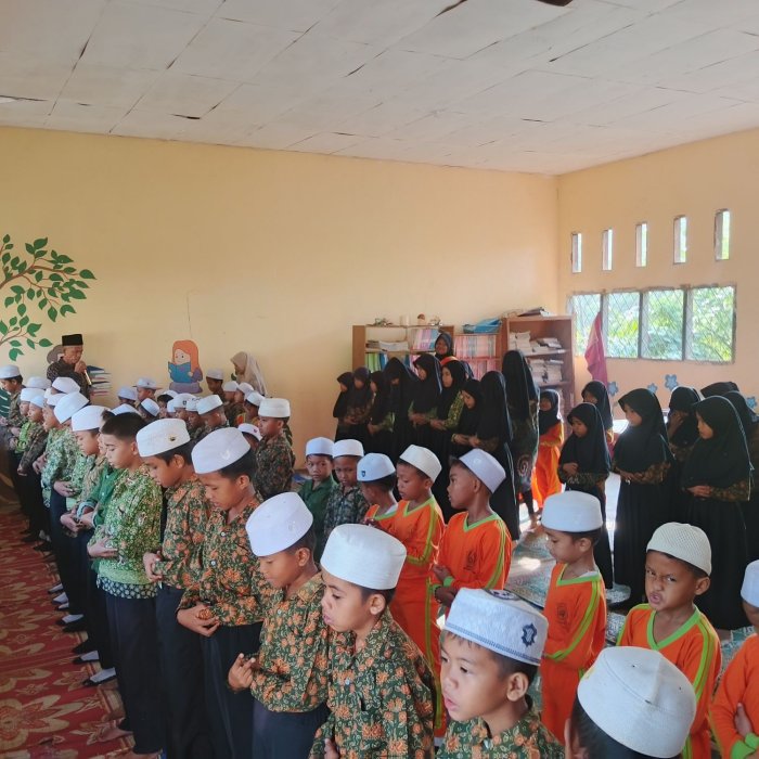 #MN 1 Muaro Jambi Siswa Siswi Melaksanakan Praktik Sholat Subuh Di dampingi Bapak Ibu Majlis Guru dan Staf