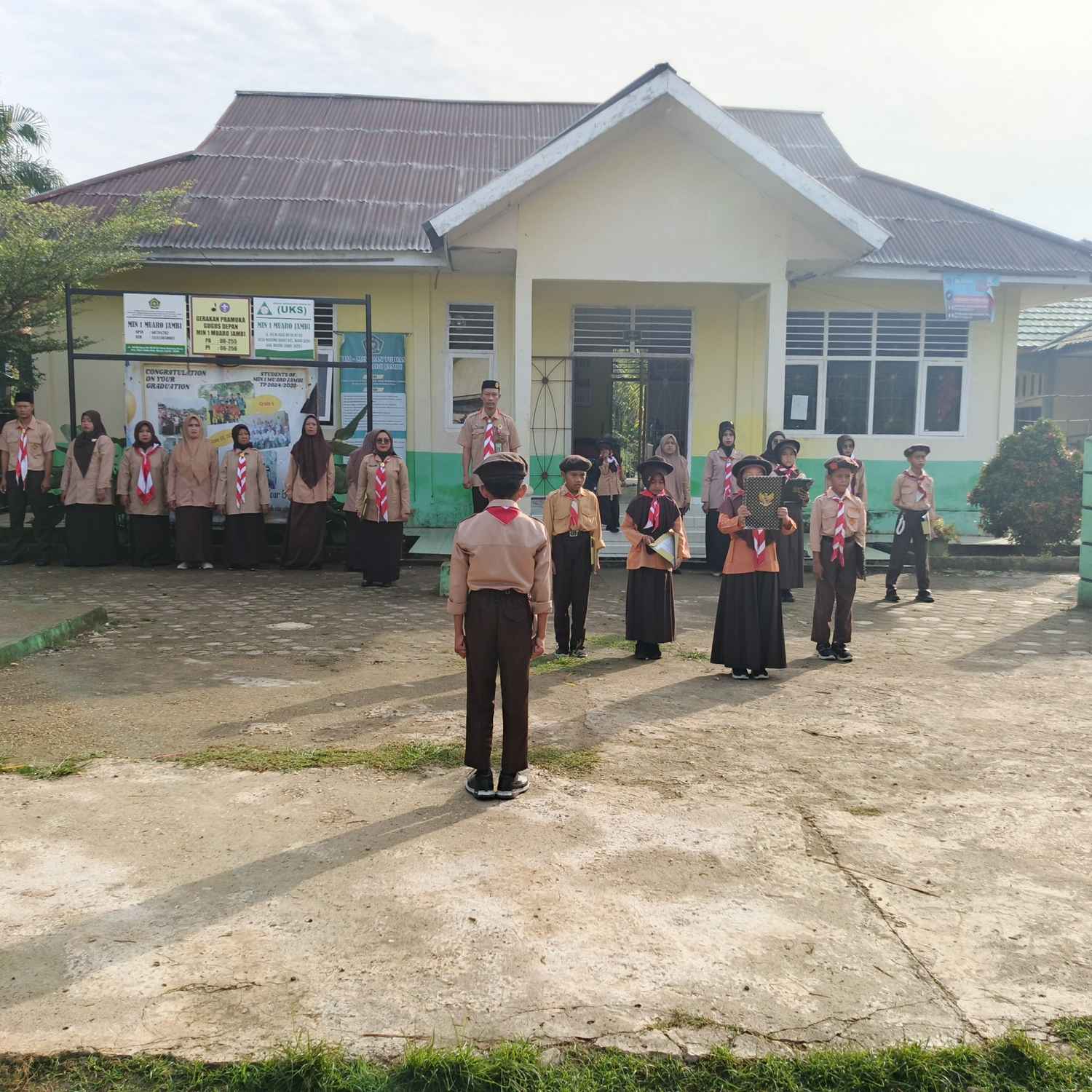 #KAMIS TANGGAL 14 - 08 - 2025 MEMPERINGATI HARI PRAMUKA NASIONAL DI PIMPIN BAPAK KEPALA MADRASAH