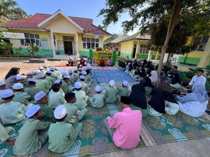 Momen Khidmat di MIN 1 Muaro Jambi: Siswa Siswi Kelas 1-6 Bersatu dalam Pembiasaan Yasinan Jumat Pagi
