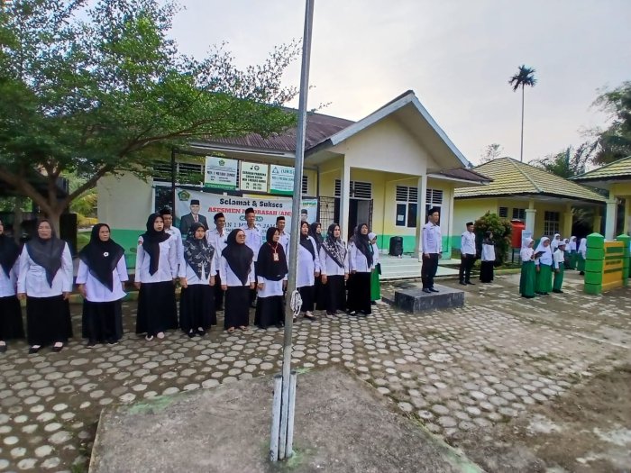 Upacara Bendera Hari Senin di MIN 1 Muaro Jambi Berlangsung Khidmad, Agus Prianto S.Pd.I Tekankan Pentingnya Akhlak Upacara Bendera Hari Senin di MIN 1 Muaro Jambi Berlangsung Khidmad, Agus Prianto S.Pd.I Tekankan Pentingnya Akhlak