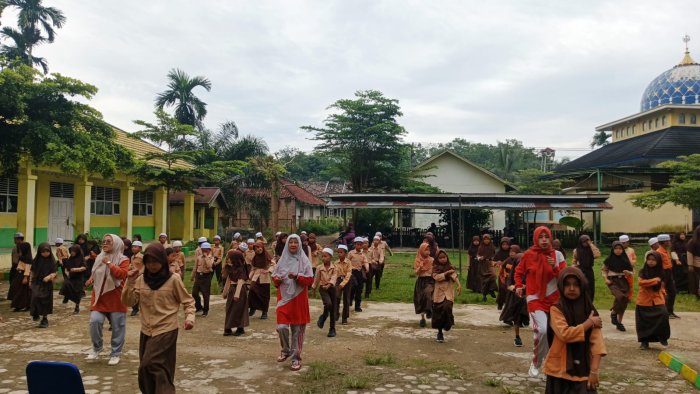 Hari Rabu 3 - 12 - 2025 Majlis Guru Beserta Staf  Mendampingi Siswa Siswi Melaksanakan Senam Pagi Bersama Di Madrasah