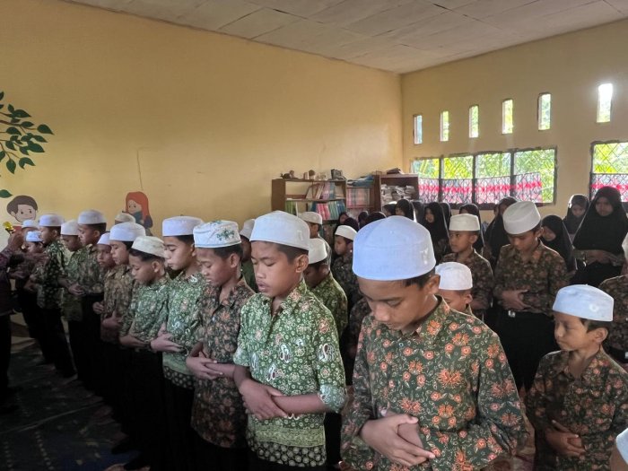 Tetap Khidmat Saat Ramadhan: Siswa Siswi MIN 1 Muaro Jambi Perdalam Tata Cara Sholat Shubuh Bersama Majelis Guru