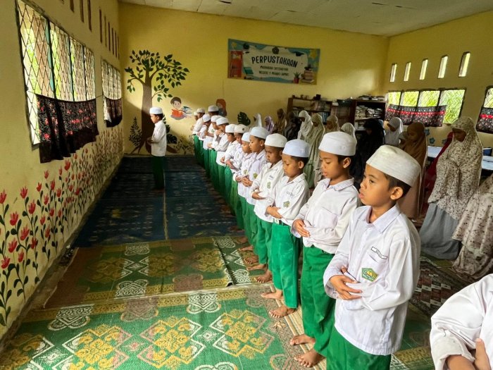 Suasana Khidmat Siswa Siswi Shalat Zuhur Bersama Warnai Keseharian di MIN 1 Muaro Jambi