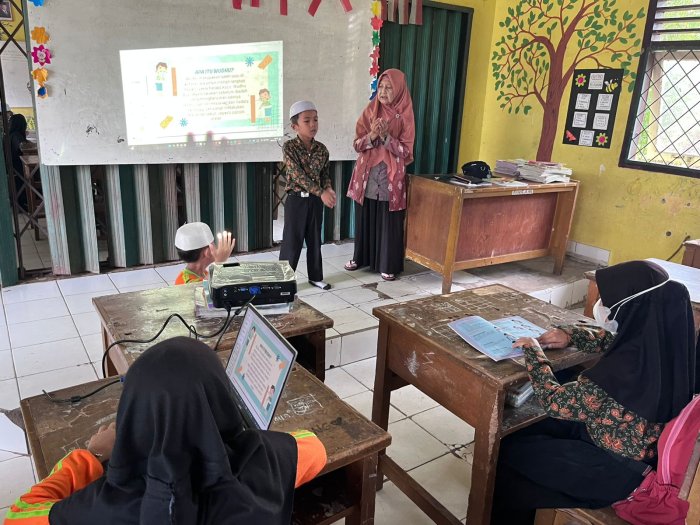 SiswaSiswi  Kelas 2 MIN 1 Muaro Jambi Ikuti Praktik Wudhu