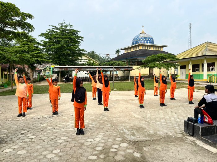 potret Humas MIN 1 muaro jambi Siswa siswi khidmat mengikuti latihan pramuka di bawah arahan nurul akbar hazirin potret Humas MIN 1 muaro jambi Siswa siswi khidmat mengikuti latihan pramuka di bawah arahan nurul akbar hazirin