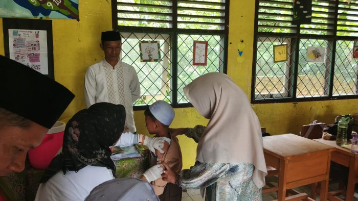 Tim Puskesmas Jambi Kecil  Melakukan Suntik Tetanus Ke Siswa Siswi MIN 1 Muaro Jambi