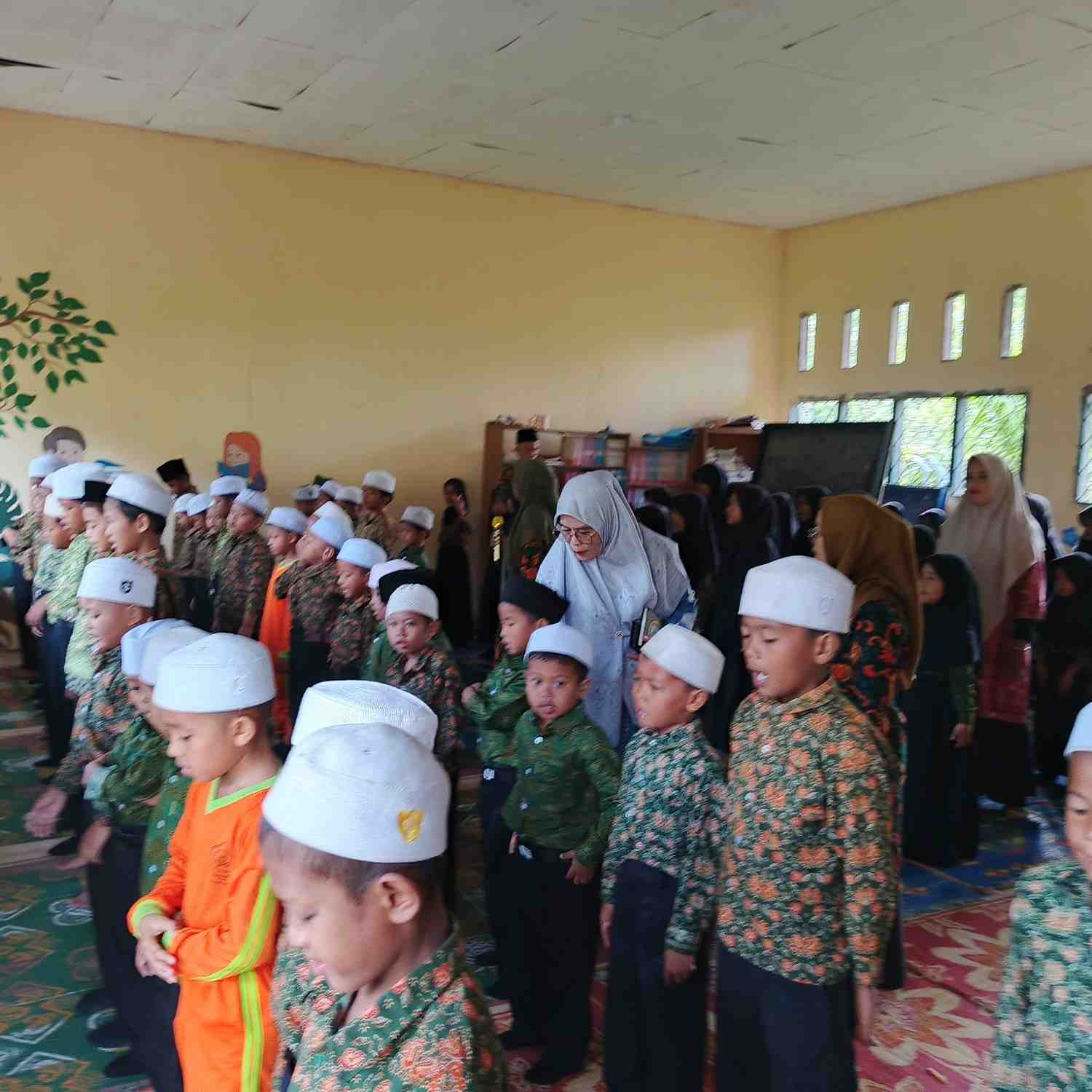 #1 KAMIS TGL 21 - 08 - 2025  Kegiatan pembiasaan Sholat Shubuh di pimpin majlis guru dan staf  