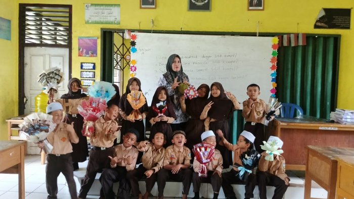 Majlis Guru MIN 1 Muaro Jambi Terima Hadiah di Hari Guru Nasional Majlis Guru MIN 1 Muaro Jambi Terima Hadiah di Hari Guru Nasional