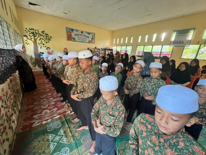 mantapkan Bacaan dan Gerakan, Majelis Guru MIN 1 Muaro Jambi Bimbing Kegiatan Praktik Shalat Fardhu