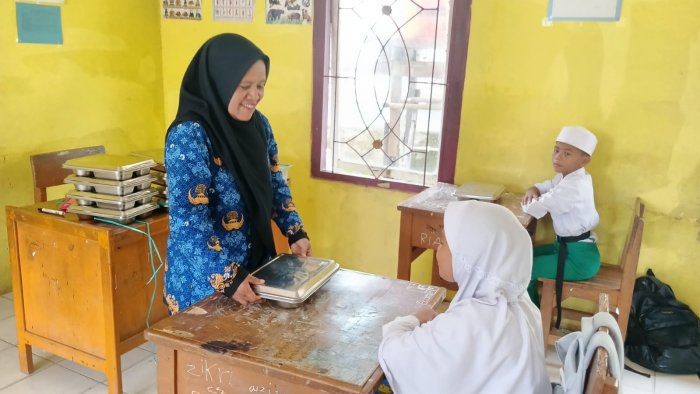 Siswa Siswi Di Dampingi Bapak Ibu Wali Kelas  Dan Tenaga Kependidikan MIN 1 Muaro Jambi Terima Makan Bergizi Gratis
