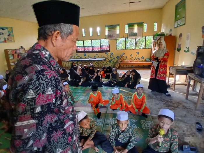 Bimbing Siswa Benar dalam Ibadah, Guru Piket MIN 1 Muaro Jambi Dampingi Langsung Praktik Bacaan Iftitah Bimbing Siswa Benar dalam Ibadah, Guru Piket MIN 1 Muaro Jambi Dampingi Langsung Praktik Bacaan Iftitah