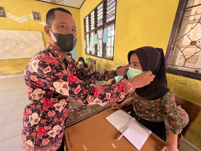 Antisipasi Dampak Karhutla, Kepala Madrasah dan Guru MIN 1 Muaro Jambi Kompak Bagikan Masker untuk Siswa Antisipasi Dampak Karhutla, Kepala Madrasah dan Guru MIN 1 Muaro Jambi Kompak Bagikan Masker untuk Siswa