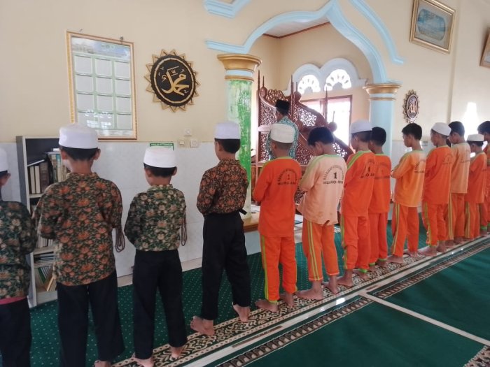 MIN 1 Muaro Melaksanakan Sholat Zuhur Berjamaah Bersama Siswa dan Majlis Guru