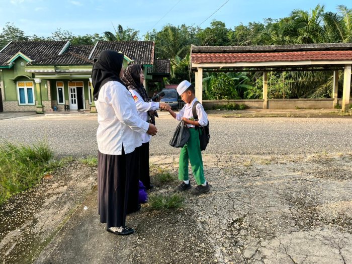 Wujudkan Kedisiplinan, Majelis Guru dan Staf Madrasah Rutin Sambut Siswa di Gerbang Sekolah