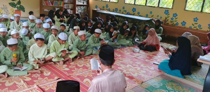 MIN 1 Muaro Jambi Pembiasaan Rutin Tiap Hari Jumat Yasinan Bersama Siswa Siswi dan Guru Beserta staf