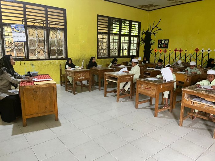 Suasana Ujian Semester 2 Siswa Kelas 1-5 di Hari Jumat Pertama Pasca-Libur Iduladha