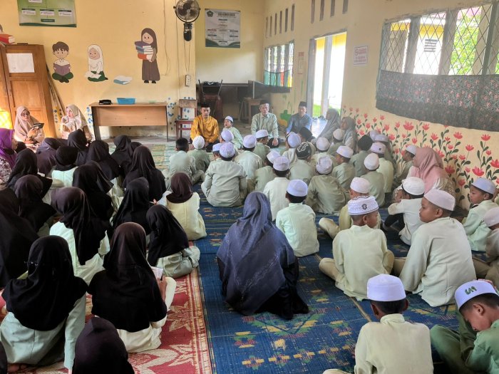 Momen Khusyuk Di Dokumentasikan Humas, Siswa Siswi MIN 1 Muaro Jambi dalam Giat Yasinan Berjamaah